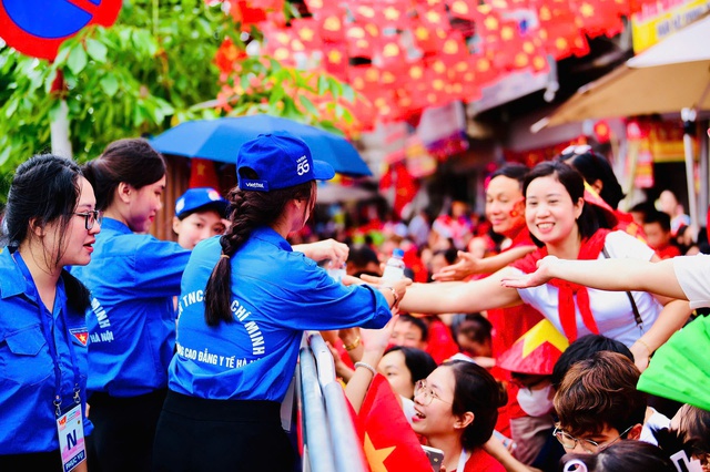 Tình nguyện viên Thủ đô hỗ trợ người dân Lễ Sơ duyệt diễu binh, diễu hành A80- Ảnh 6. Tình nguyện viên Thủ đô hỗ trợ người dân Lễ Sơ duyệt diễu binh, diễu hành A80- Ảnh 6.