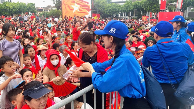 Tình nguyện viên Thủ đô hỗ trợ người dân Lễ Sơ duyệt diễu binh, diễu hành A80- Ảnh 5. Tình nguyện viên Thủ đô hỗ trợ người dân Lễ Sơ duyệt diễu binh, diễu hành A80- Ảnh 5.