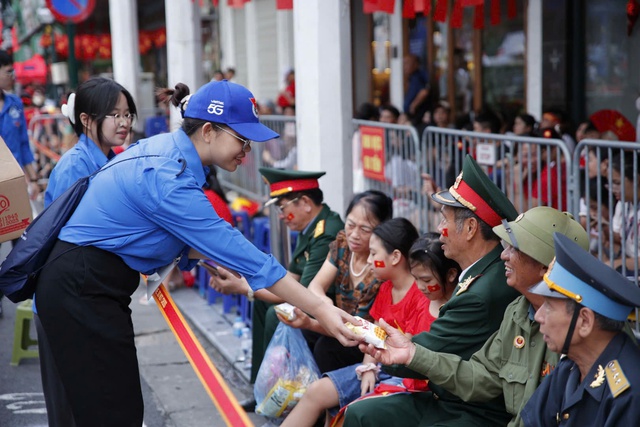 Tình nguyện viên Thủ đô hỗ trợ người dân Lễ Sơ duyệt diễu binh, diễu hành A80- Ảnh 8. Tình nguyện viên Thủ đô hỗ trợ người dân Lễ Sơ duyệt diễu binh, diễu hành A80- Ảnh 8.
