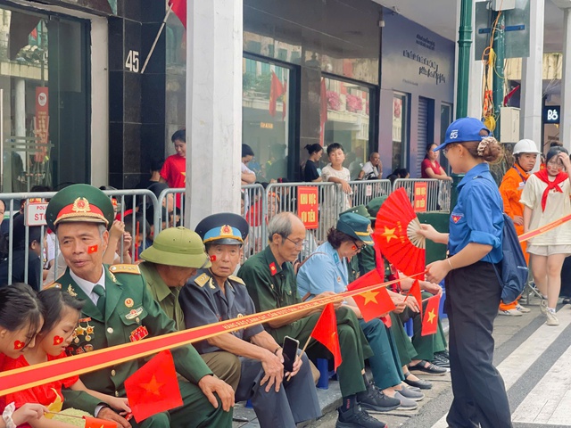 Tình nguyện viên Thủ đô hỗ trợ người dân Lễ Sơ duyệt diễu binh, diễu hành A80- Ảnh 3. Tình nguyện viên Thủ đô hỗ trợ người dân Lễ Sơ duyệt diễu binh, diễu hành A80- Ảnh 3.