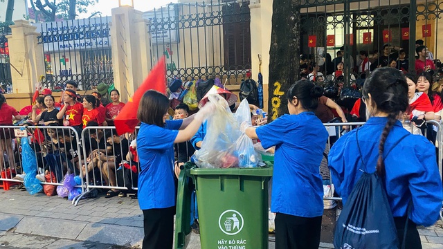 Tình nguyện viên Thủ đô hỗ trợ người dân Lễ Sơ duyệt diễu binh, diễu hành A80- Ảnh 14. Tình nguyện viên Thủ đô hỗ trợ người dân Lễ Sơ duyệt diễu binh, diễu hành A80- Ảnh 14.