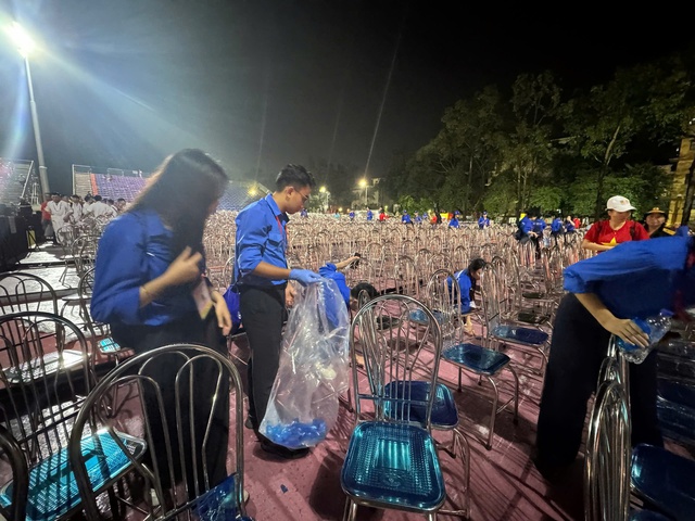 Tình nguyện viên Thủ đô hỗ trợ người dân Lễ Sơ duyệt diễu binh, diễu hành A80- Ảnh 16. Tình nguyện viên Thủ đô hỗ trợ người dân Lễ Sơ duyệt diễu binh, diễu hành A80- Ảnh 16.