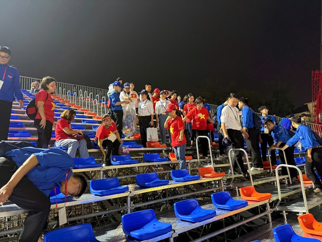 Tình nguyện viên Thủ đô hỗ trợ người dân Lễ Sơ duyệt diễu binh, diễu hành A80- Ảnh 15. Tình nguyện viên Thủ đô hỗ trợ người dân Lễ Sơ duyệt diễu binh, diễu hành A80- Ảnh 15.