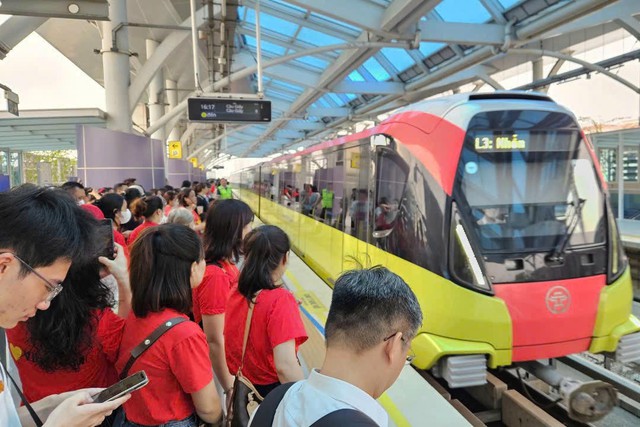 Tàu điện chạy xuyên đêm, xe buýt kéo dài thời gian hoạt động phục vụ đại lễ- Ảnh 1. Tàu điện chạy xuyên đêm, xe buýt kéo dài thời gian hoạt động phục vụ đại lễ- Ảnh 1.