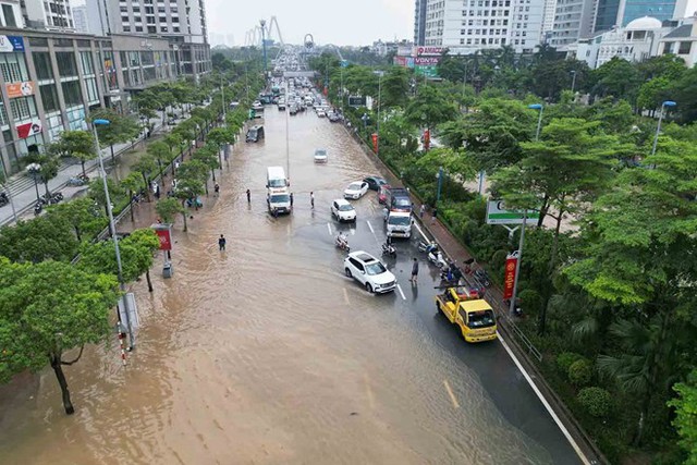 Hà Nội: Phân luồng từ xa tránh úng ngập trên đường Võ Chí Công- Ảnh 1. Hà Nội: Phân luồng từ xa tránh úng ngập trên đường Võ Chí Công- Ảnh 1.
