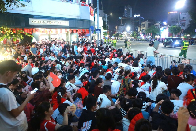 Hơn 10.000 cán bộ, chiến sĩ công an làm nhiệm vụ tại các tuyến, chốt bảo vệ trọng điểm- Ảnh 2. Hơn 10.000 cán bộ, chiến sĩ công an làm nhiệm vụ tại các tuyến, chốt bảo vệ trọng điểm- Ảnh 2.