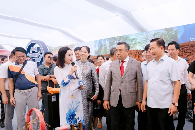 Giao thoa giữa truyền thống và hiện đại trong không gian 'Truyền thống và Sáng tạo Hà Nội'- Ảnh 1. Giao thoa giữa truyền thống và hiện đại trong không gian 'Truyền thống và Sáng tạo Hà Nội'- Ảnh 1.