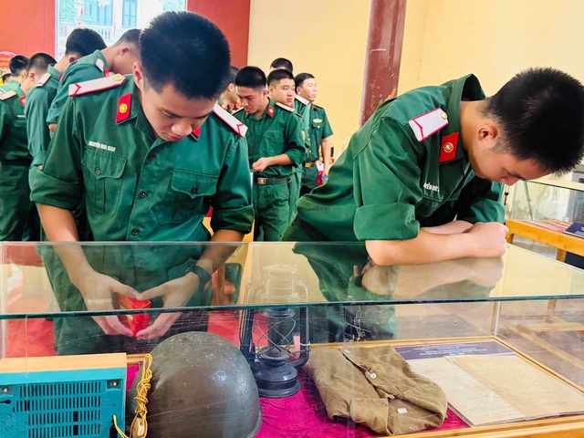 Hơn 150 hiện vật, tư liệu tại triển lãm ‘Lực lượng vũ trang thủ đô - Dấu ấn từ mùa thu lịch sử’- Ảnh 3. Hơn 150 hiện vật, tư liệu tại triển lãm ‘Lực lượng vũ trang thủ đô - Dấu ấn từ mùa thu lịch sử’- Ảnh 3.
