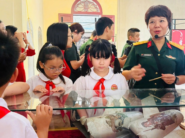 Hơn 150 hiện vật, tư liệu tại triển lãm ‘Lực lượng vũ trang thủ đô - Dấu ấn từ mùa thu lịch sử’- Ảnh 2. Hơn 150 hiện vật, tư liệu tại triển lãm ‘Lực lượng vũ trang thủ đô - Dấu ấn từ mùa thu lịch sử’- Ảnh 2.