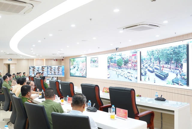 Hơn 10.000 cán bộ, chiến sĩ công an làm nhiệm vụ tại các tuyến, chốt bảo vệ trọng điểm- Ảnh 1. Hơn 10.000 cán bộ, chiến sĩ công an làm nhiệm vụ tại các tuyến, chốt bảo vệ trọng điểm- Ảnh 1.