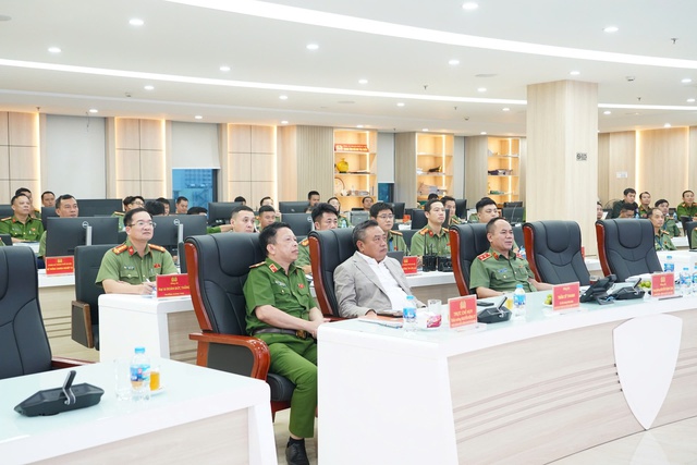 Hơn 10.000 cán bộ, chiến sĩ công an làm nhiệm vụ tại các tuyến, chốt bảo vệ trọng điểm- Ảnh 3. Hơn 10.000 cán bộ, chiến sĩ công an làm nhiệm vụ tại các tuyến, chốt bảo vệ trọng điểm- Ảnh 3.