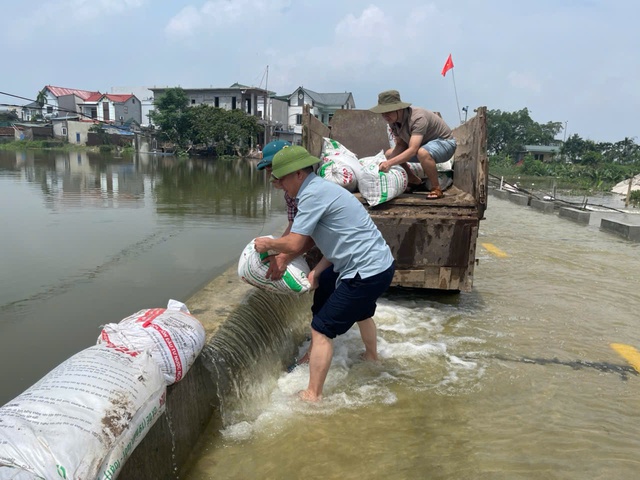 Xử lý tiêu úng, đắp chống tràn khôi phục sản xuất ổn định đời sống nhân dân- Ảnh 1. Xử lý tiêu úng, đắp chống tràn khôi phục sản xuất ổn định đời sống nhân dân- Ảnh 1.