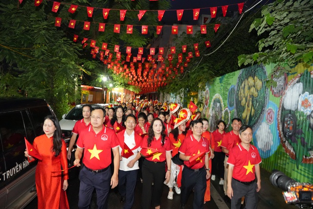 Khai mạc 'Sắc đỏ Ba Đình' quảng bá du lịch văn hóa, lịch sử Hà Nội- Ảnh 2. Khai mạc 'Sắc đỏ Ba Đình' quảng bá du lịch văn hóa, lịch sử Hà Nội- Ảnh 2.
