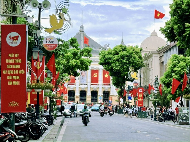 Đường phố Hà Nội rực rỡ sắc cờ hoa chào mừng Quốc khánh 2/9- Ảnh 1. Đường phố Hà Nội rực rỡ sắc cờ hoa chào mừng Quốc khánh 2/9- Ảnh 1.