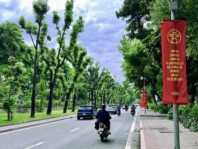 Đường phố Hà Nội rực rỡ sắc cờ hoa chào mừng Quốc khánh 2/9- Ảnh 8. Đường phố Hà Nội rực rỡ sắc cờ hoa chào mừng Quốc khánh 2/9- Ảnh 8.