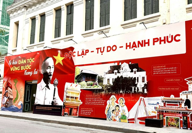 Đường phố Hà Nội rực rỡ sắc cờ hoa chào mừng Quốc khánh 2/9- Ảnh 19. Đường phố Hà Nội rực rỡ sắc cờ hoa chào mừng Quốc khánh 2/9- Ảnh 19.