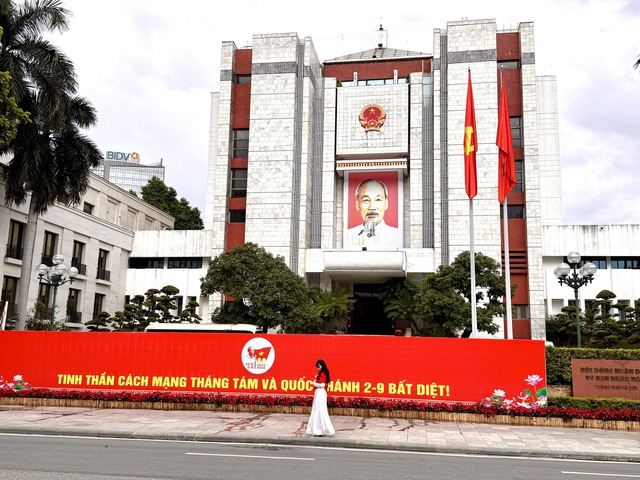 Đường phố Hà Nội rực rỡ sắc cờ hoa chào mừng Quốc khánh 2/9- Ảnh 3. Đường phố Hà Nội rực rỡ sắc cờ hoa chào mừng Quốc khánh 2/9- Ảnh 3.