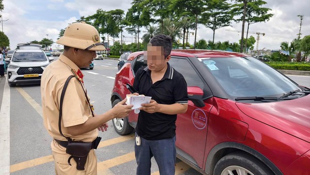 Kiên quyết xử lý vi phạm trật tự, an toàn giao thông khu vực Trung tâm Triển lãm Quốc gia- Ảnh 2. Kiên quyết xử lý vi phạm trật tự, an toàn giao thông khu vực Trung tâm Triển lãm Quốc gia- Ảnh 2.