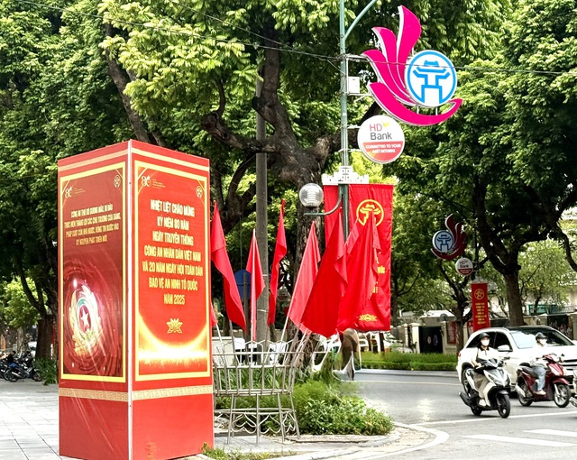 Đường phố Hà Nội rực rỡ sắc cờ hoa chào mừng Quốc khánh 2/9- Ảnh 11. Đường phố Hà Nội rực rỡ sắc cờ hoa chào mừng Quốc khánh 2/9- Ảnh 11.