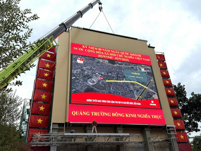 Đường phố Hà Nội rực rỡ sắc cờ hoa chào mừng Quốc khánh 2/9- Ảnh 14. Đường phố Hà Nội rực rỡ sắc cờ hoa chào mừng Quốc khánh 2/9- Ảnh 14.