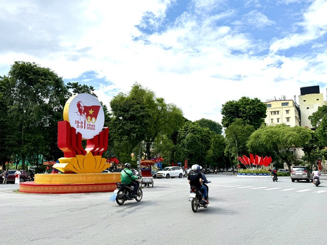 Đường phố Hà Nội rực rỡ sắc cờ hoa chào mừng Quốc khánh 2/9- Ảnh 10. Đường phố Hà Nội rực rỡ sắc cờ hoa chào mừng Quốc khánh 2/9- Ảnh 10.