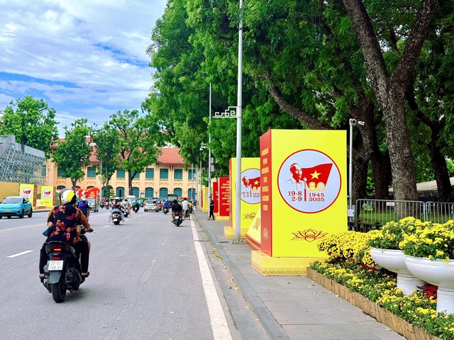 Đường phố Hà Nội rực rỡ sắc cờ hoa chào mừng Quốc khánh 2/9- Ảnh 6. Đường phố Hà Nội rực rỡ sắc cờ hoa chào mừng Quốc khánh 2/9- Ảnh 6.