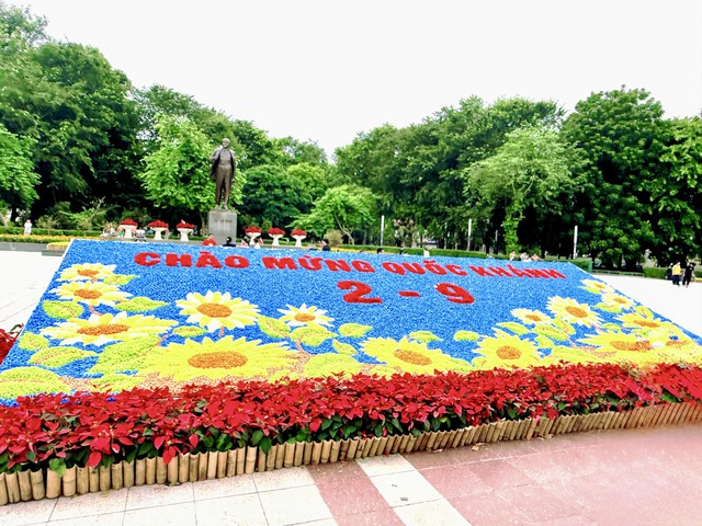 Đường phố Hà Nội rực rỡ sắc cờ hoa chào mừng Quốc khánh 2/9- Ảnh 7. Đường phố Hà Nội rực rỡ sắc cờ hoa chào mừng Quốc khánh 2/9- Ảnh 7.