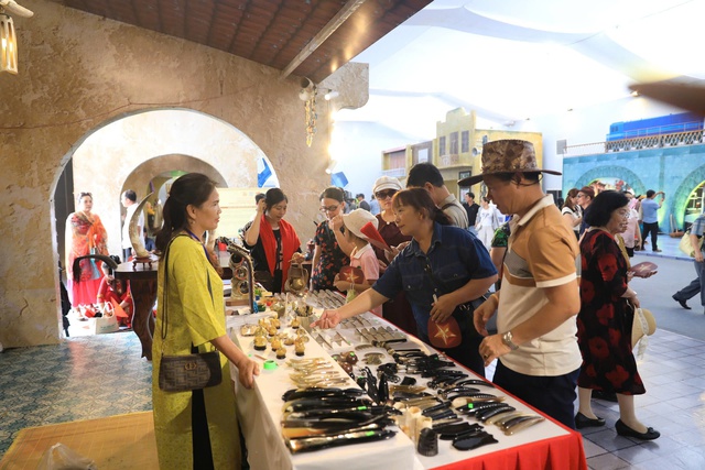 Không gian Truyền thống và Sáng tạo Hà Nội thu hút hàng nghìn khách tham quan- Ảnh 3. Không gian Truyền thống và Sáng tạo Hà Nội thu hút hàng nghìn khách tham quan- Ảnh 3.