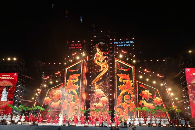 ‘Hà Nội - Sáng mãi khát vọng Việt Nam’ lan tỏa tinh thần yêu nước, niềm tự hào dân tộc- Ảnh 5. ‘Hà Nội - Sáng mãi khát vọng Việt Nam’ lan tỏa tinh thần yêu nước, niềm tự hào dân tộc- Ảnh 5.