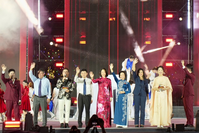 ‘Hà Nội - Sáng mãi khát vọng Việt Nam’ lan tỏa tinh thần yêu nước, niềm tự hào dân tộc- Ảnh 1. ‘Hà Nội - Sáng mãi khát vọng Việt Nam’ lan tỏa tinh thần yêu nước, niềm tự hào dân tộc- Ảnh 1.