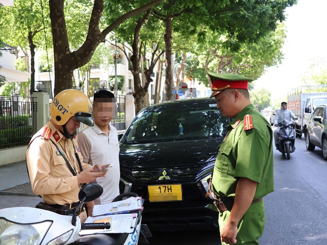 Tăng cường xử phạt vi phạm trật tự giao thông- Ảnh 1. Tăng cường xử phạt vi phạm trật tự giao thông- Ảnh 1.