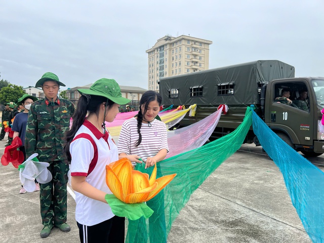 Học sinh, sinh viên Thủ đô tự hào tham gia tập luyện lễ diễu binh, diễu hành dịp Quốc khánh 2/9- Ảnh 3.