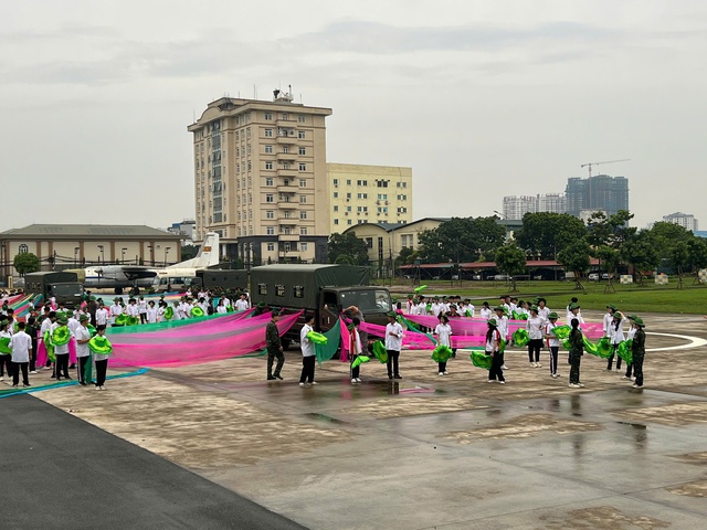 Học sinh, sinh viên Thủ đô tự hào tham gia tập luyện lễ diễu binh, diễu hành dịp Quốc khánh 2/9- Ảnh 1.