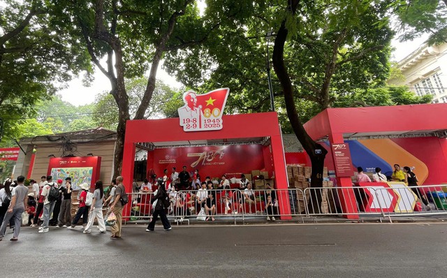Hà Nội triển khai 15 ‘Trạm khách: A80 Tự hào Việt Nam’ phục vụ Nhân dân- Ảnh 1. Hà Nội triển khai 15 ‘Trạm khách: A80 Tự hào Việt Nam’ phục vụ Nhân dân- Ảnh 1.