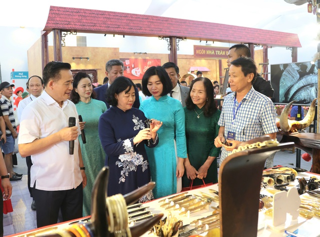 Lãnh đạo Hà Nội tham quan không gian “Truyền thống và Sáng tạo” Thủ đô- Ảnh 1. Lãnh đạo Hà Nội tham quan không gian “Truyền thống và Sáng tạo” Thủ đô- Ảnh 1.