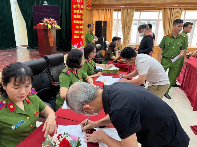 Công an Hà Nội công bố quyết định đặc xá đợt 2 năm 2025- Ảnh 2. Công an Hà Nội công bố quyết định đặc xá đợt 2 năm 2025- Ảnh 2.