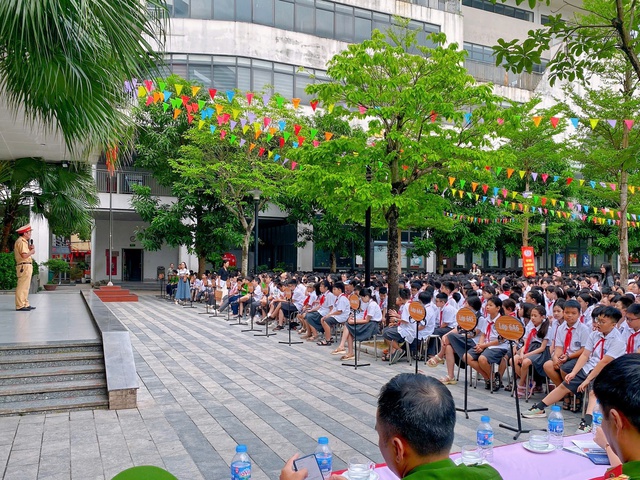 Công an Hà Nội triển khai cao điểm tuyên tuyền, xử lý học sinh vi phạm ATGT- Ảnh 3. Công an Hà Nội triển khai cao điểm tuyên tuyền, xử lý học sinh vi phạm ATGT- Ảnh 3.