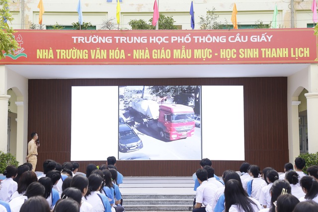 Trang bị kiến thức, kỹ năng an toàn giao thông cho giáo viên, học sinh- Ảnh 1.