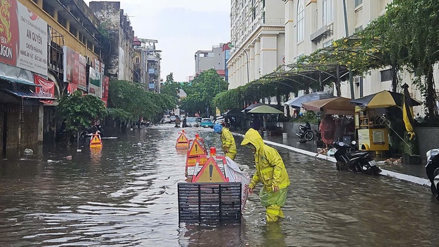 Mưa to, cảnh báo ngập lụt ở một số khu vực của Hà Nội- Ảnh 2. Mưa to, cảnh báo ngập lụt ở một số khu vực của Hà Nội- Ảnh 2.