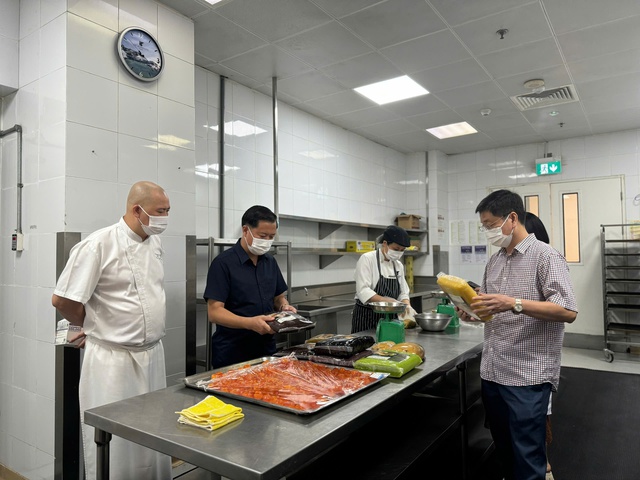 Tiếp tục ra quân kiểm tra an toàn thực phẩm bánh Trung thu- Ảnh 1. Tiếp tục ra quân kiểm tra an toàn thực phẩm bánh Trung thu- Ảnh 1.