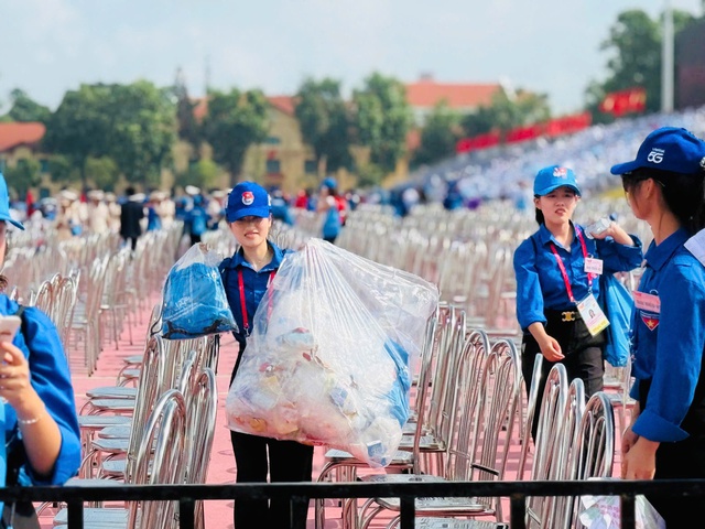 Sức trẻ tình nguyện đồng hành cùng Lễ kỷ niệm diễu binh, diễu hành A80- Ảnh 16. Sức trẻ tình nguyện đồng hành cùng Lễ kỷ niệm diễu binh, diễu hành A80- Ảnh 16.