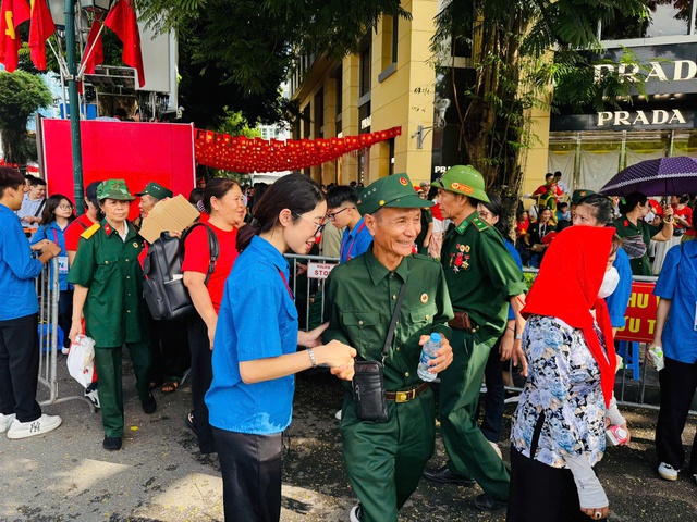 Sức trẻ tình nguyện đồng hành cùng Lễ kỷ niệm diễu binh, diễu hành A80- Ảnh 12. Sức trẻ tình nguyện đồng hành cùng Lễ kỷ niệm diễu binh, diễu hành A80- Ảnh 12.