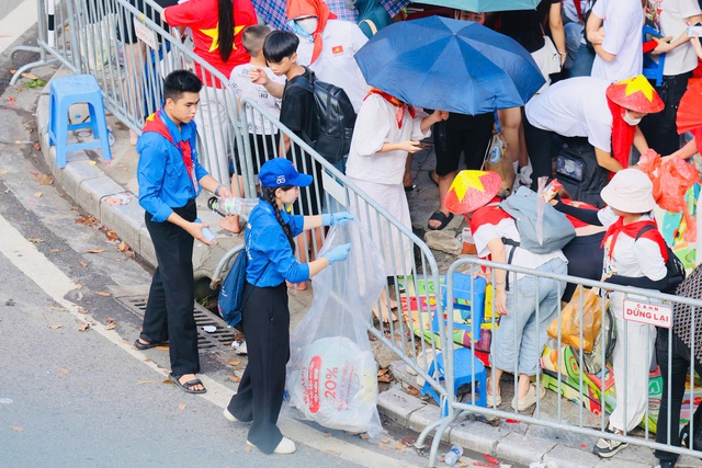 Sức trẻ tình nguyện đồng hành cùng Lễ kỷ niệm diễu binh, diễu hành A80- Ảnh 18. Sức trẻ tình nguyện đồng hành cùng Lễ kỷ niệm diễu binh, diễu hành A80- Ảnh 18.