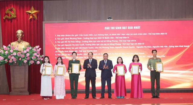 Trao giải Cuộc thi chính luận về bảo vệ nền tảng tư tưởng của Đảng tại Hà Nội- Ảnh 2. Trao giải Cuộc thi chính luận về bảo vệ nền tảng tư tưởng của Đảng tại Hà Nội- Ảnh 2.