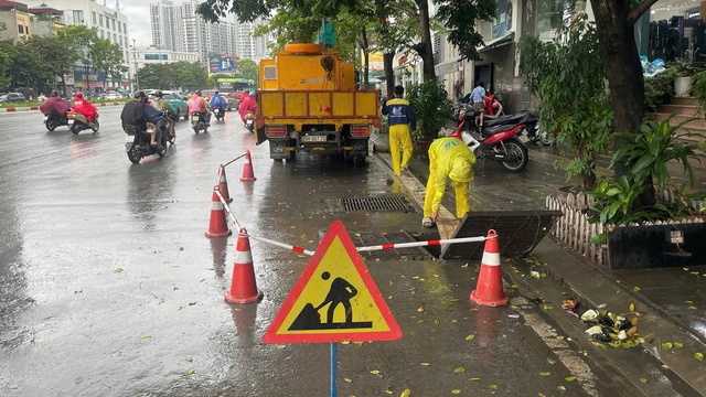 Hà Nội ứng trực tiêu thoát nước, phòng chống úng ngập- Ảnh 1.