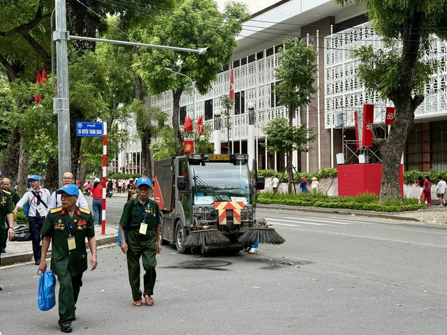 Công tác vệ sinh môi trường được triển khai đồng bộ, kịp thời- Ảnh 1. Công tác vệ sinh môi trường được triển khai đồng bộ, kịp thời- Ảnh 1.