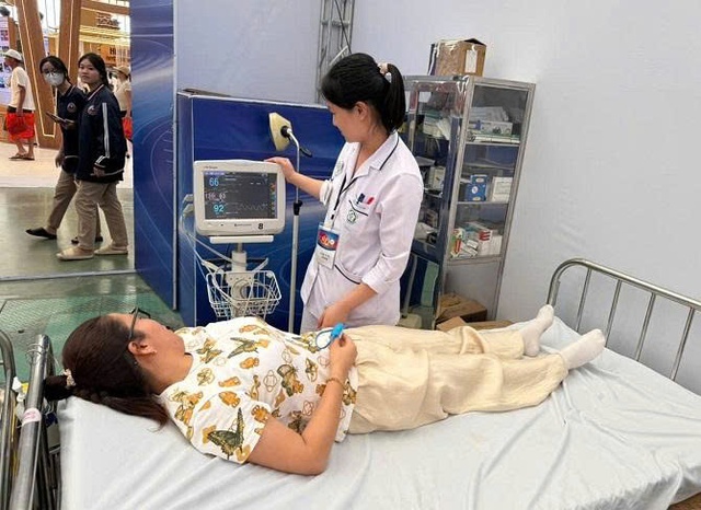 Hỗ trợ y tế, cấp cứu hơn 400 trường hợp tại Trung tâm Triển lãm Quốc gia- Ảnh 1. Hỗ trợ y tế, cấp cứu hơn 400 trường hợp tại Trung tâm Triển lãm Quốc gia- Ảnh 1.