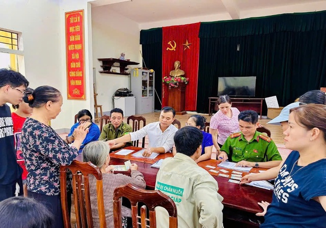 Công an xã, phường chi trả quà tặng Quốc khánh 02/9 đến nhân dân- Ảnh 1. Công an xã, phường chi trả quà tặng Quốc khánh 02/9 đến nhân dân- Ảnh 1.