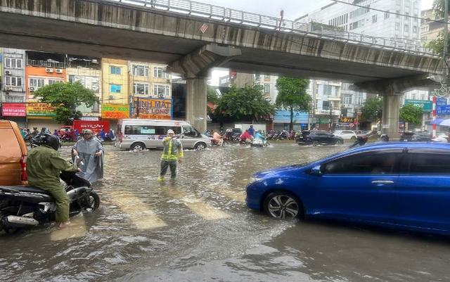 Các lực lượng Công an tích cực triển khai các biện pháp khắc phục hậu quả cơn bão số 10- Ảnh 1.
