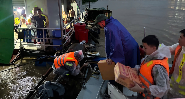 Các lực lượng Công an tích cực triển khai các biện pháp khắc phục hậu quả cơn bão số 10- Ảnh 2.